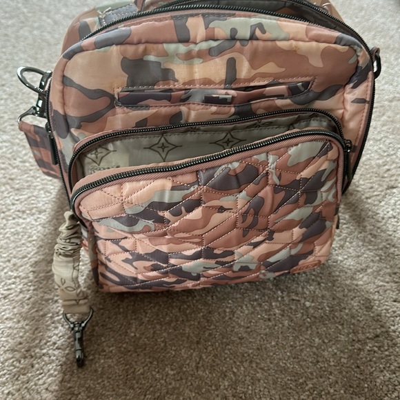 Lug crossbody bag. - Picture 3 of 8